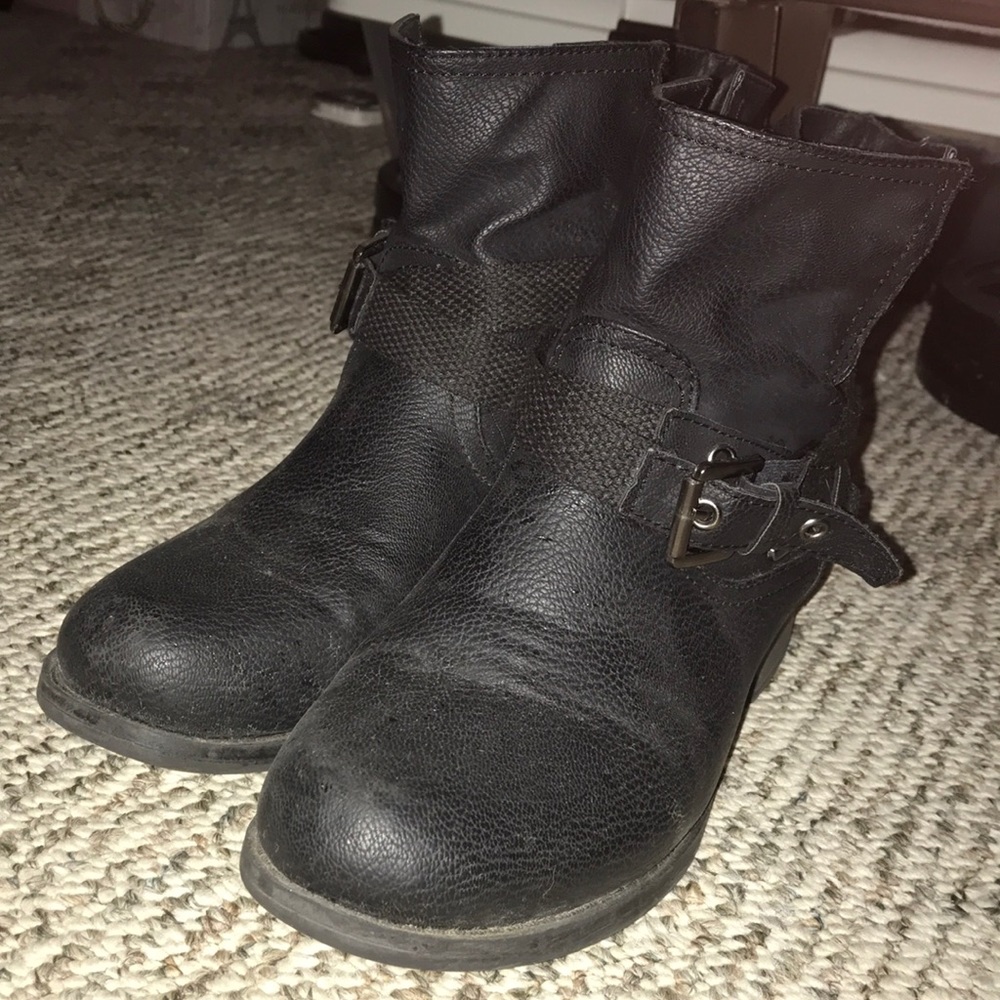 Low cut black boots